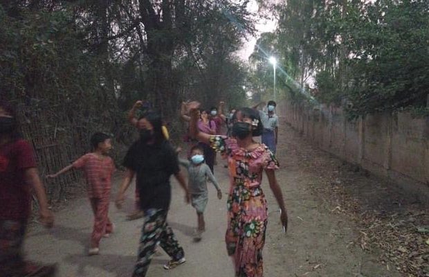 KYITHAR95368969's tweet photo. An anti-coup movement led by residents from a village of eastern #Yinmarbin Twp, #Sagaing Region, staged an evening strike of 663-day to uproot the #MilitaryDictatorship on Apr11.

#WarCrimesOfJunta
#EndImpunity        
#2023Apr11Coup             #WhatsHappeningInMyanmar https://t.co/DBB2vGdmYn