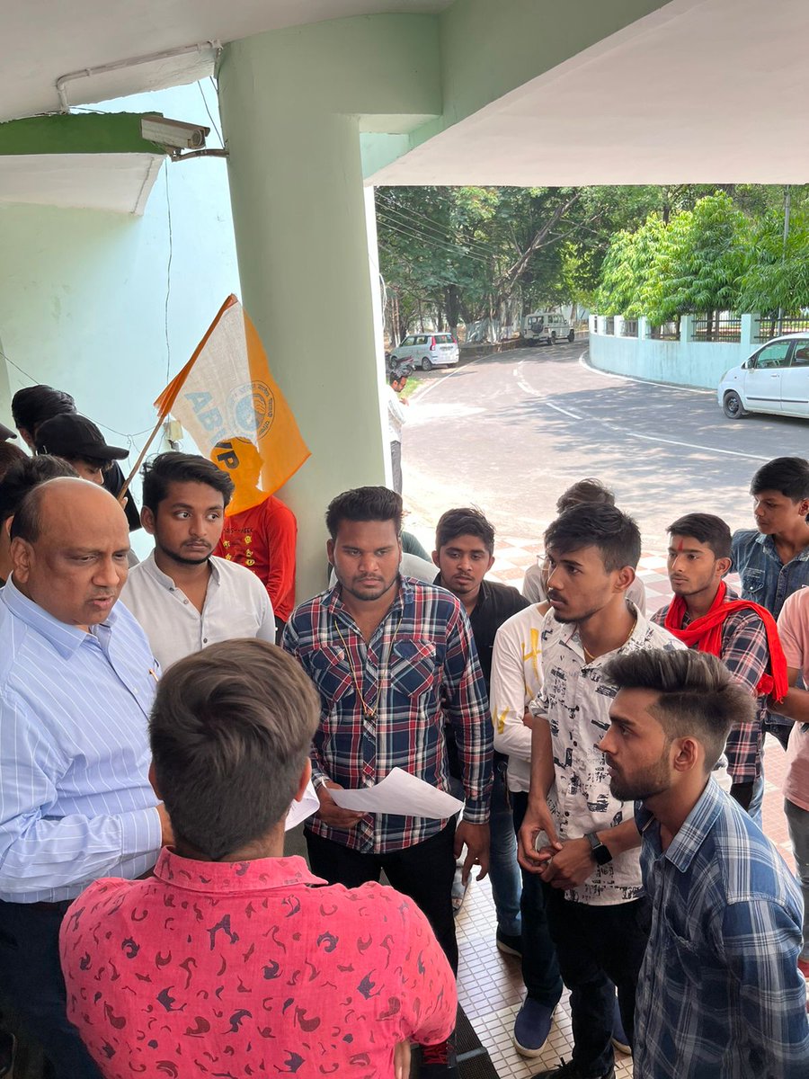 abvpcg's tweet photo. वार्षिक परीक्षाओं मे पाठ्यक्रम के बाहर से प्रश्न पूछे जाने और परीक्षा पैटर्न बदले जाने के विरोध मे आज ABVP रायपुर महानगर द्वारा पंडित रविशंकर शुक्ल विश्वविद्यालय के कुलपति के नाम पर ज्ञापन सौपा गया। https://t.co/kBsrKRM5iC