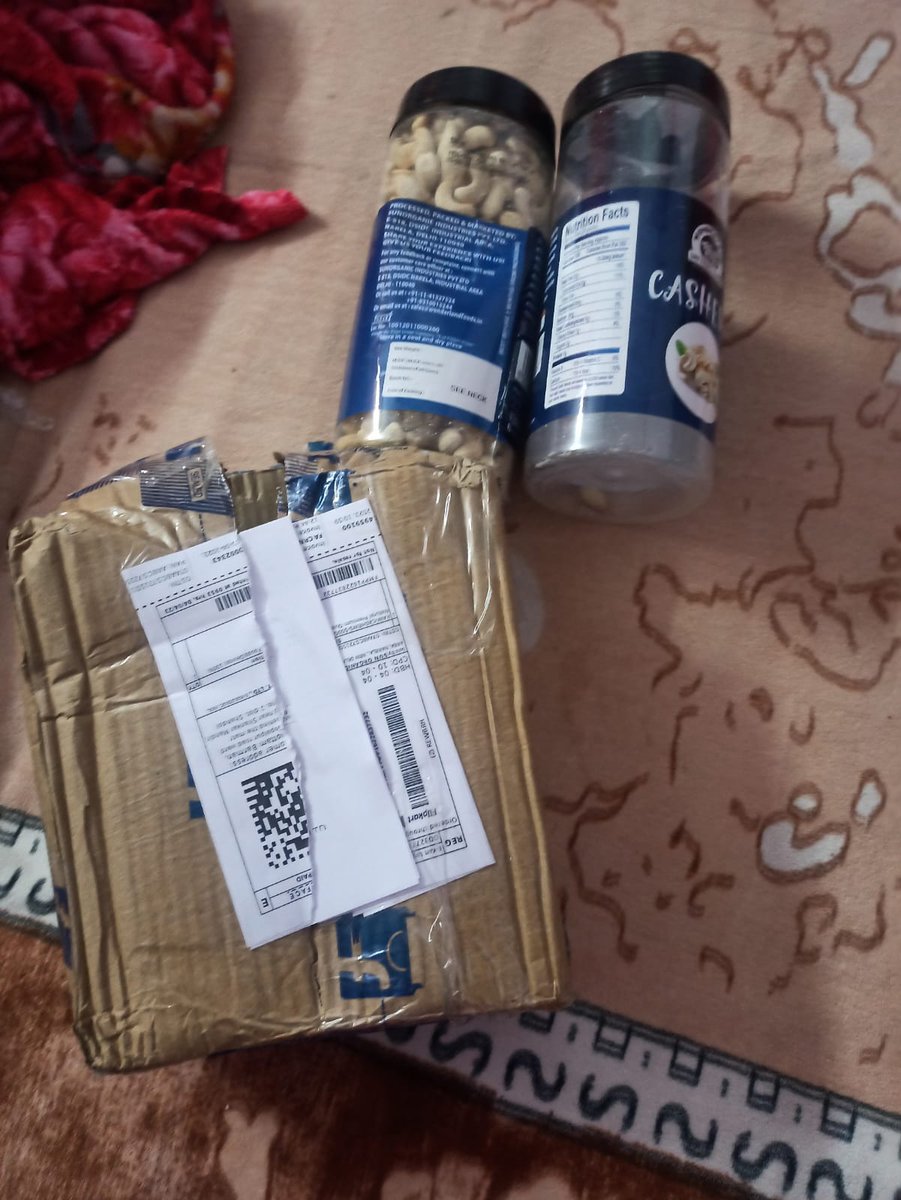 PurushottanB's tweet photo. Once again one more person froud on  Flipkart I ordered 1  k.g. cashews but I receive 500 gram cashews selar give me 2 box but 1 box already open and cashews was missing Flipkart can't see action in this case I reported multiple terms but Flipkart not help me at all. full on scam https://t.co/s91BEDIoAU