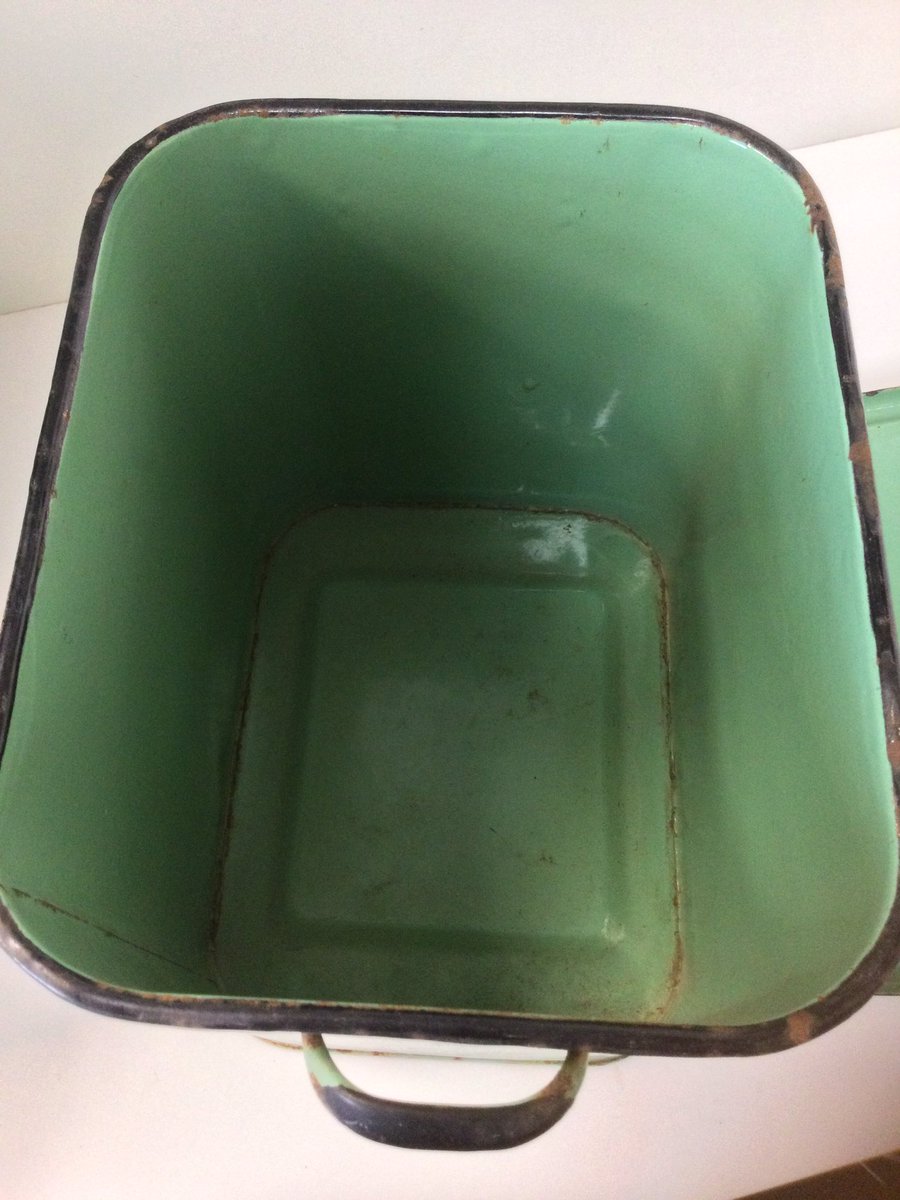 oldschooltools's tweet photo. A fantastic and rare colouring enamel #breadbin #kitchenalia #baking #cakes see more here https://t.co/YLQ2JfWkBe https://t.co/d85FSdnK0s