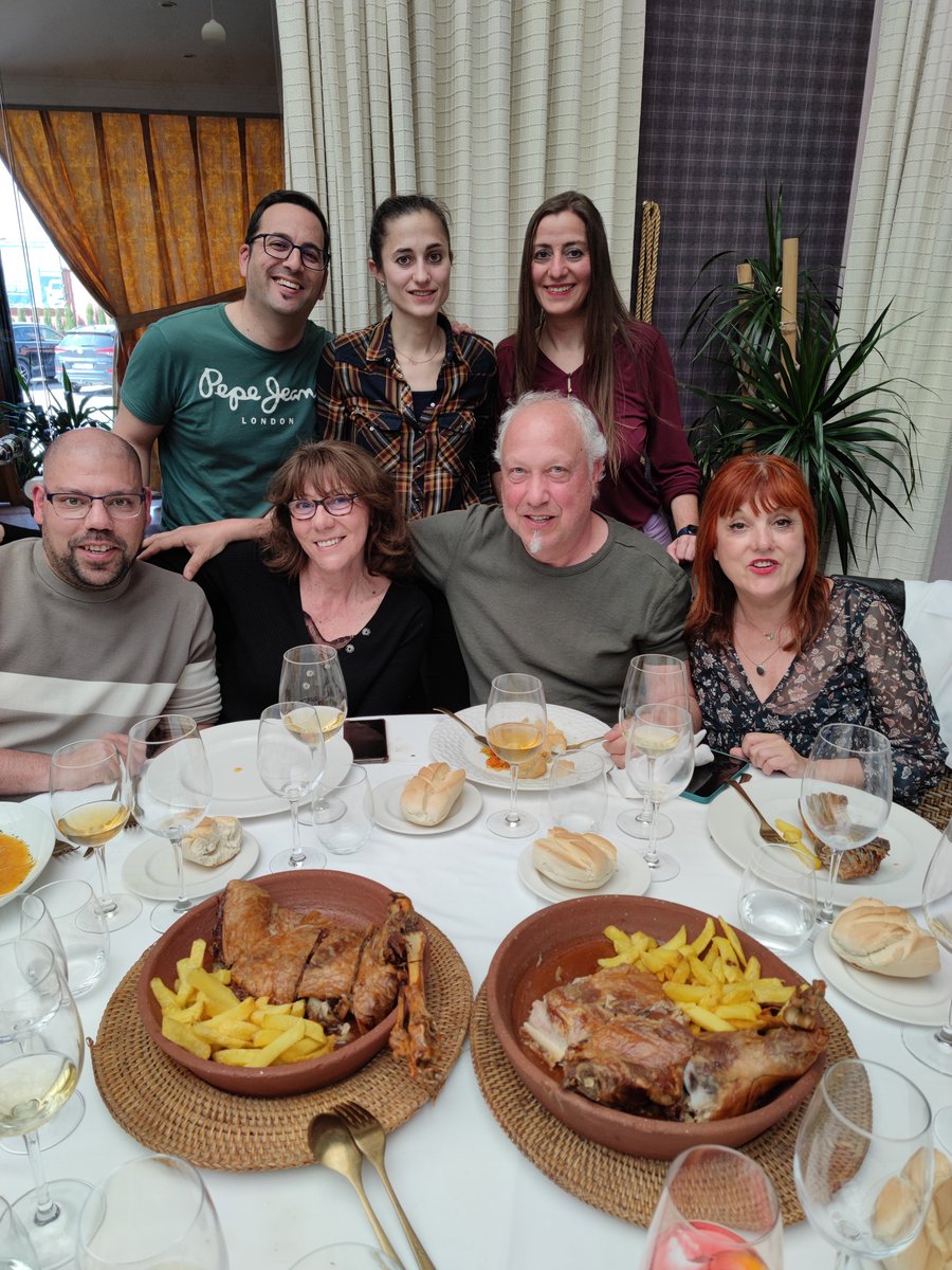 krisporelmundo's tweet photo. Qué suerte haber tenido estos compis de viaje en #MedinaDelCampo. Por vosotros chicos 🥂, el equipo "lo que pasa en Medina se queda en Medina" es muy 🔝 y @GuzmanGomezMdC tiene que saberlo 💃

@AyuntamientoMDC 
@viajesymapas 
@wircky 
@NomadasO 
@maguitesa 
@yendoporlavida https://t.co/aaOplQq38j