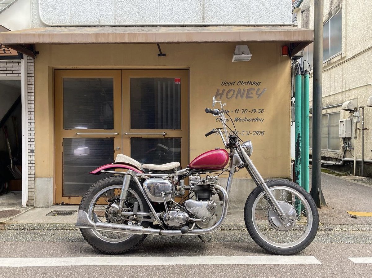 LowbrowCustoms's tweet photo. Check out @psychohage56 's 1956 Thunderbird Triumph Pre-unit #triumphtuesday #perfect #triumph #triumphmotorcycles #preunit #preunittriumph https://t.co/PmQtIQfiZG