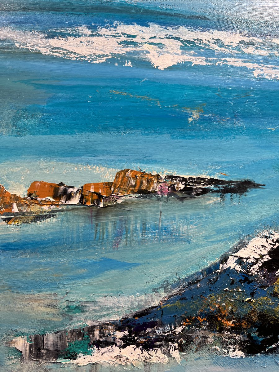 What would we do without natural rural places to escape to? Loch Lomond artist @moraglloyds_art engages with this reliance on rejuvenating, secluded environments  in her vibrant paintings such as this enthralling seascape, capturing Pladda island. #pladda #scottishartist #ukcoast