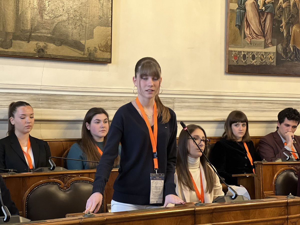Nella sala consiliare di Ca’ Loredan,  sede del Consiglio comunale di Venezia, è in corso il torneo “Dire e contraddire” nell’ambito del progetto “Educazione alla legalità”. A confronto studenti dei Licei Foscarini e Marco Polo di Venezia e dell’Istituto Messedaglia di Verona.