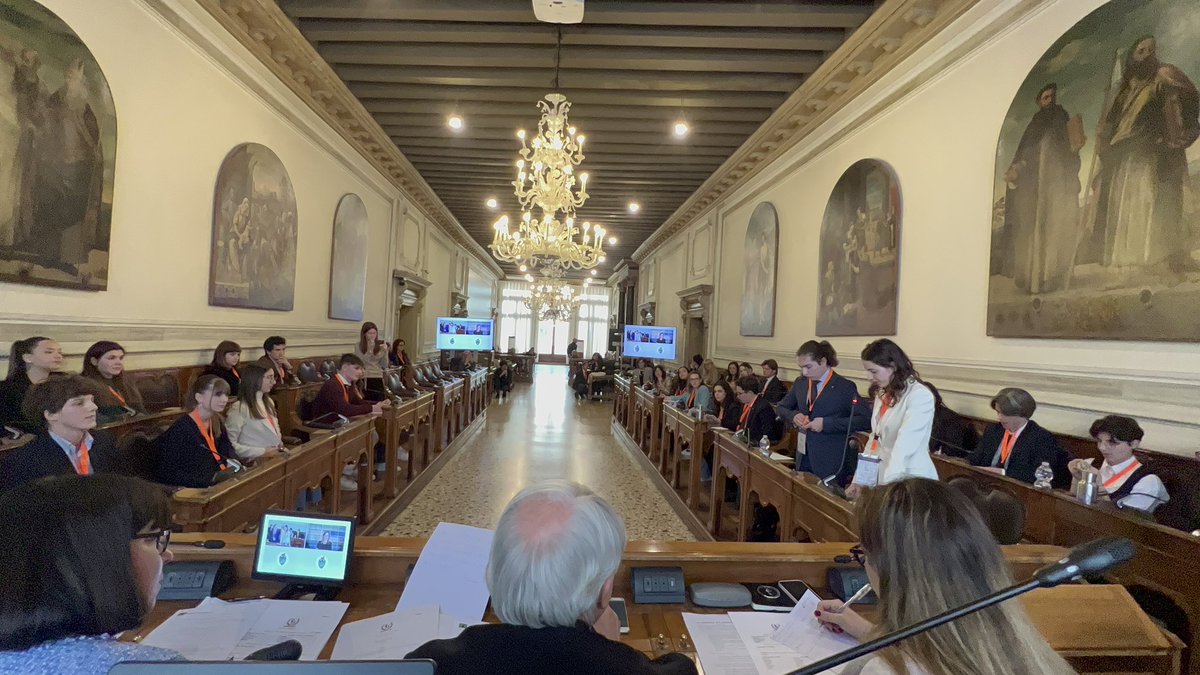 CMVenezia's tweet photo. Nella sala consiliare di Ca’ Loredan,  sede del Consiglio comunale di Venezia, è in corso il torneo “Dire e contraddire” nell’ambito del progetto “Educazione alla legalità”. A confronto studenti dei Licei Foscarini e Marco Polo di Venezia e dell’Istituto Messedaglia di Verona. https://t.co/BKQy9POcfj