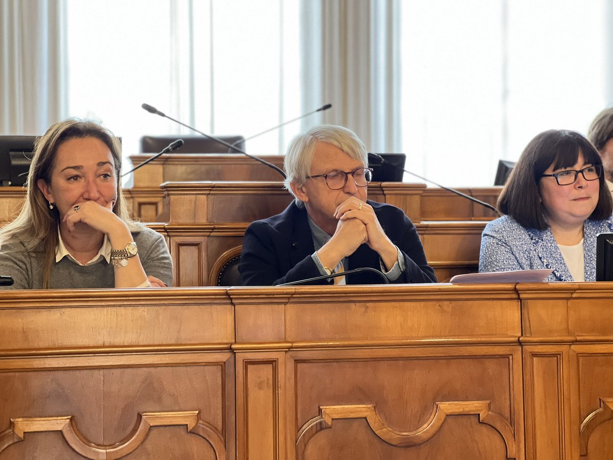 CMVenezia's tweet photo. Nella sala consiliare di Ca’ Loredan,  sede del Consiglio comunale di Venezia, è in corso il torneo “Dire e contraddire” nell’ambito del progetto “Educazione alla legalità”. A confronto studenti dei Licei Foscarini e Marco Polo di Venezia e dell’Istituto Messedaglia di Verona. https://t.co/BKQy9POcfj