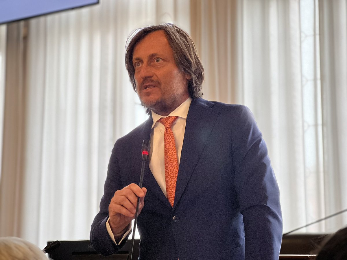 CMVenezia's tweet photo. Nella sala consiliare di Ca’ Loredan,  sede del Consiglio comunale di Venezia, è in corso il torneo “Dire e contraddire” nell’ambito del progetto “Educazione alla legalità”. A confronto studenti dei Licei Foscarini e Marco Polo di Venezia e dell’Istituto Messedaglia di Verona. https://t.co/BKQy9POcfj