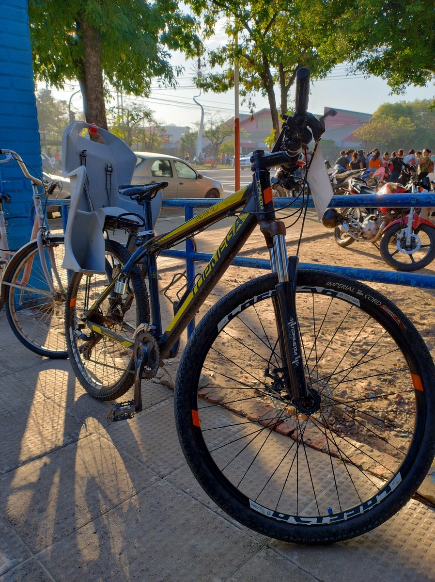 SebasGlibota's tweet photo. Día 11 #30DíasEnBici de trámites sin infraestructura (adecuadas) para dejar las bicicletas #MejorEnBici #1AutoMenos
#SubiteALaBici @30diasenbici @chacosameep https://t.co/YPlkXr7DRV