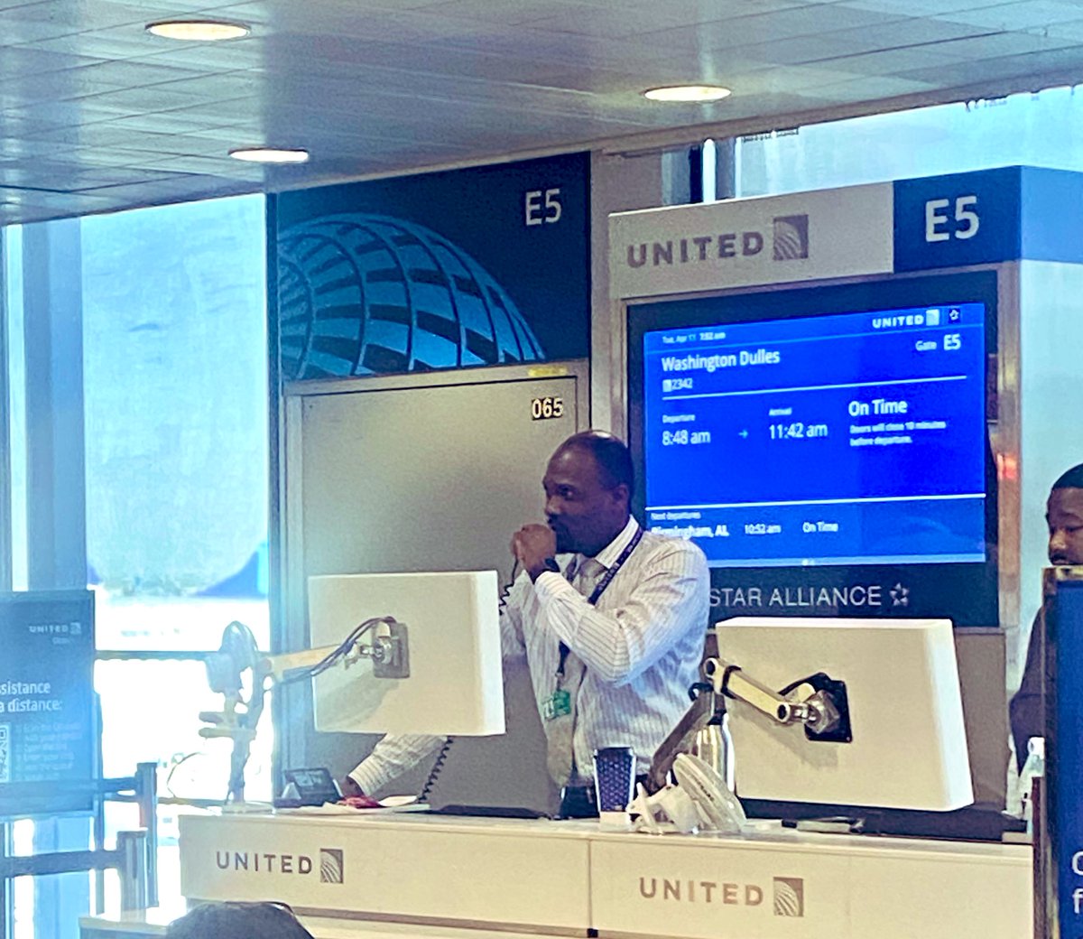 Team #ORDCS are doing their safety briefings prior to boarding! Thank you for being consistent and keeping everyone safe! <a href="/AOSafetyUAL/">AO Safety UAL</a> #SafetyBlitz