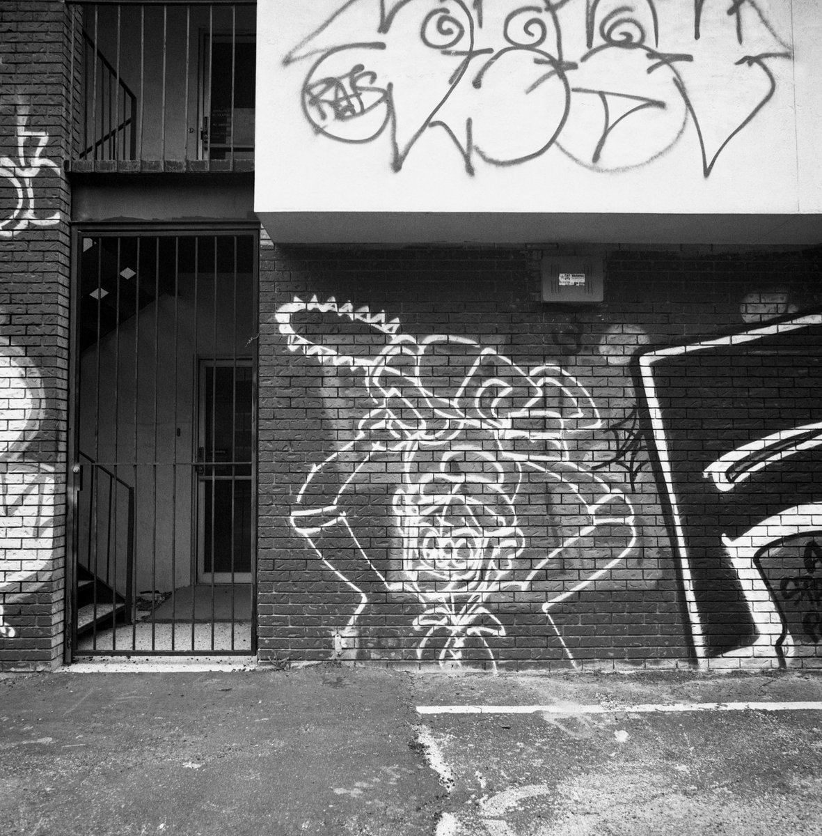 TriXFilm's tweet photo. Chainsaw • Austin, Texas, USA
Rolleiflex SL66 • Kodak Tri-X 400 • 2023
#Kodak #TriX #ATX #TX #film #camera #120film #BWfilm #photography #Austin #Texas #Rolleiflex #SL66 #Monochrome #Outdoors #Graffiti #StreetArt #Chainsaw #Wall https://t.co/VP1khCw1je