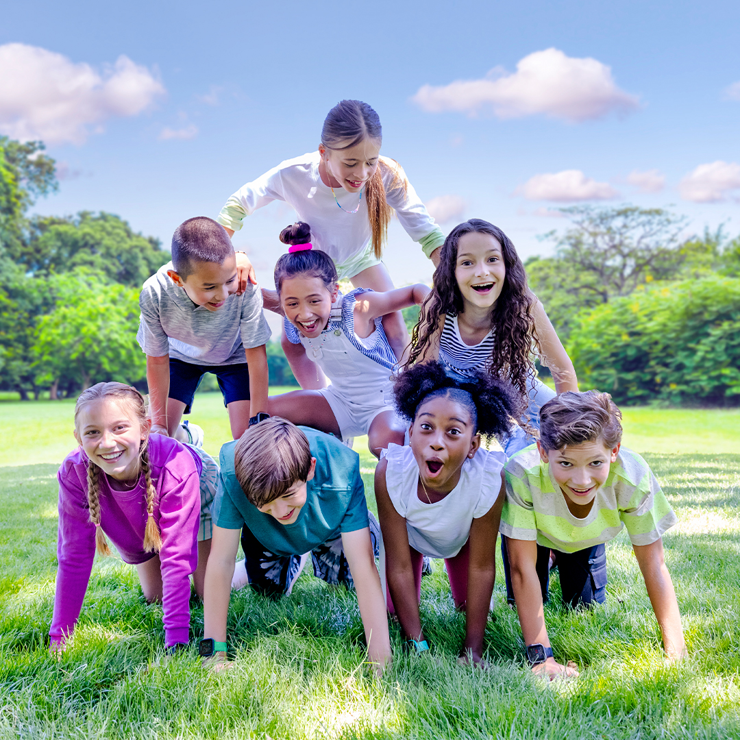 Soyez prêt, ces enfants sont dans les starting-blocks.
