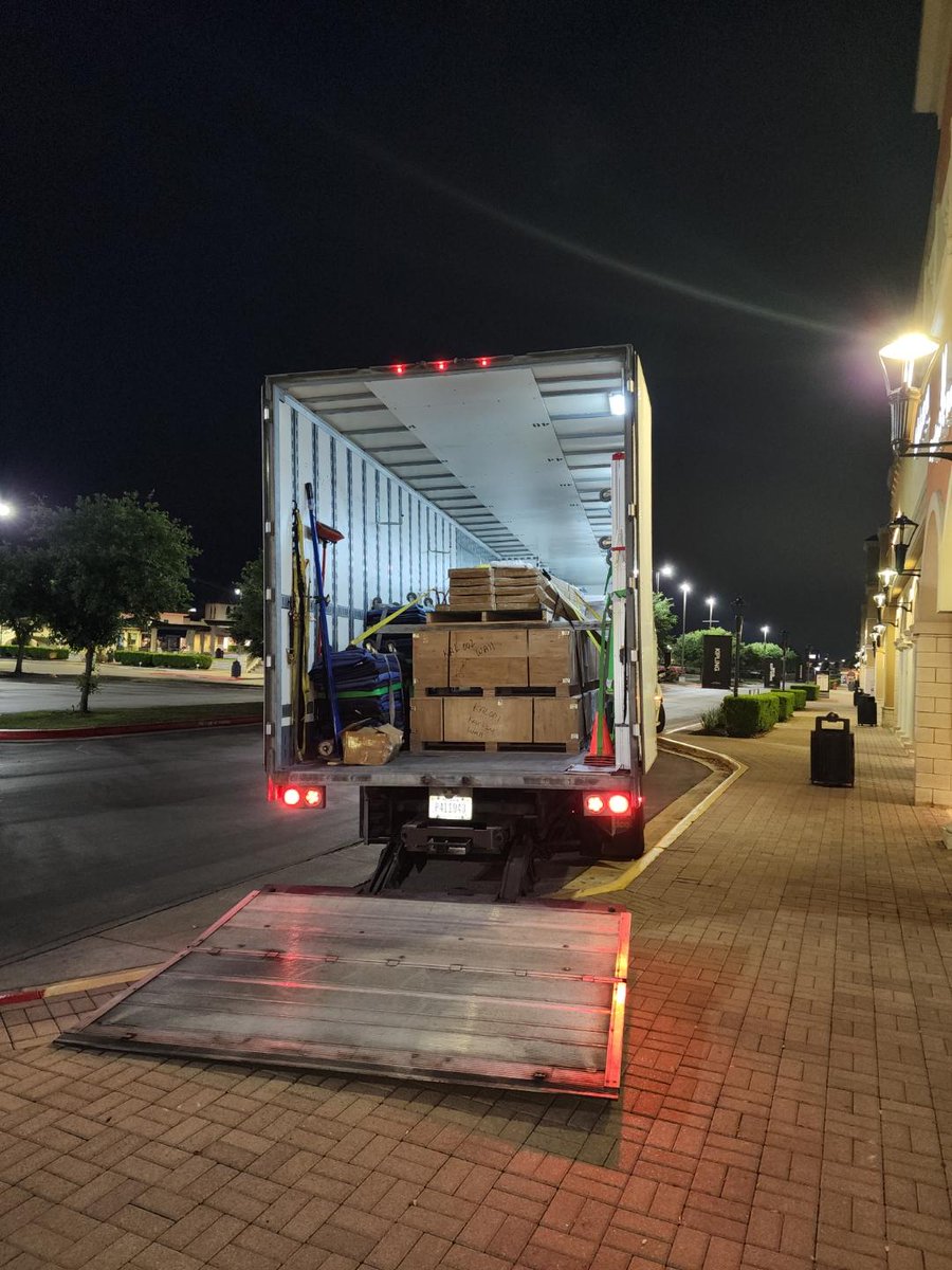 SDSdelivers's tweet photo. @SDSdelivers White Glove Delivery for international fashion icon @KarlLagerfeld in San Marcos, TX. You can trust us to handle your high-end items with the same level of care and attention that Karl Lagerfeld puts into creating them. #KarlLagerfeld #WhiteGloveDeliveryService #SDS https://t.co/KmhEhne45K
