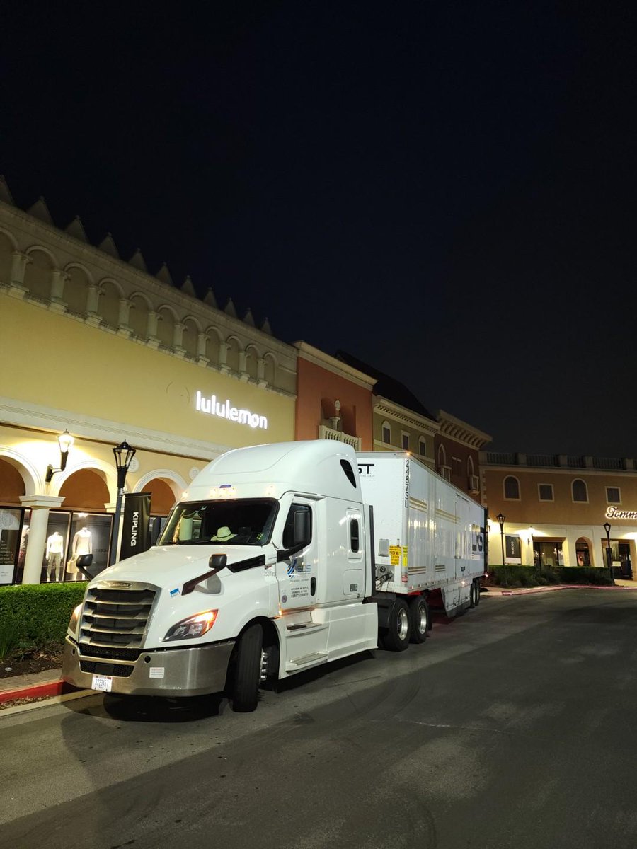 SDSdelivers's tweet photo. @SDSdelivers White Glove Delivery for international fashion icon @KarlLagerfeld in San Marcos, TX. You can trust us to handle your high-end items with the same level of care and attention that Karl Lagerfeld puts into creating them. #KarlLagerfeld #WhiteGloveDeliveryService #SDS https://t.co/KmhEhne45K