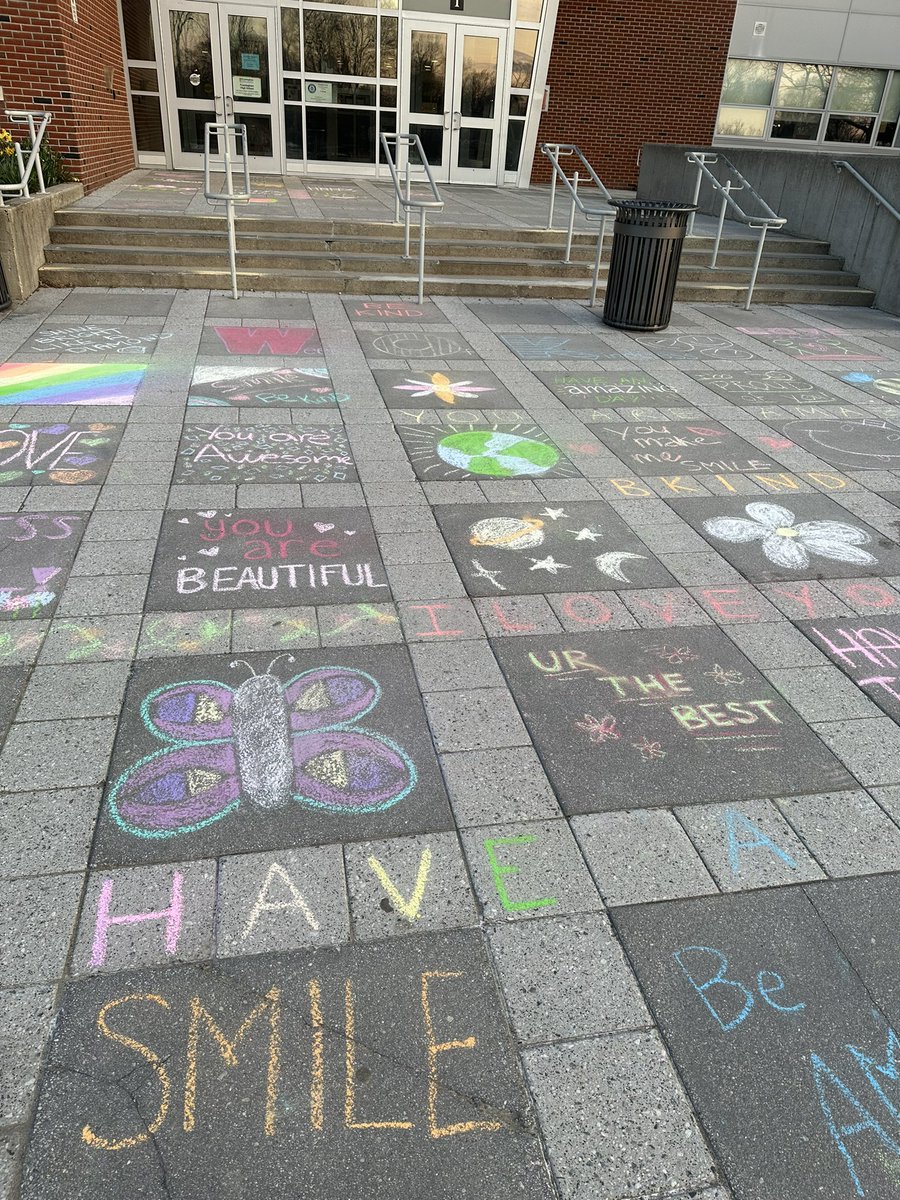 AmyGerade's tweet photo. It is Kindness Week @FHSFlyers! What a great way to start the day! https://t.co/YyNhmK87Wn