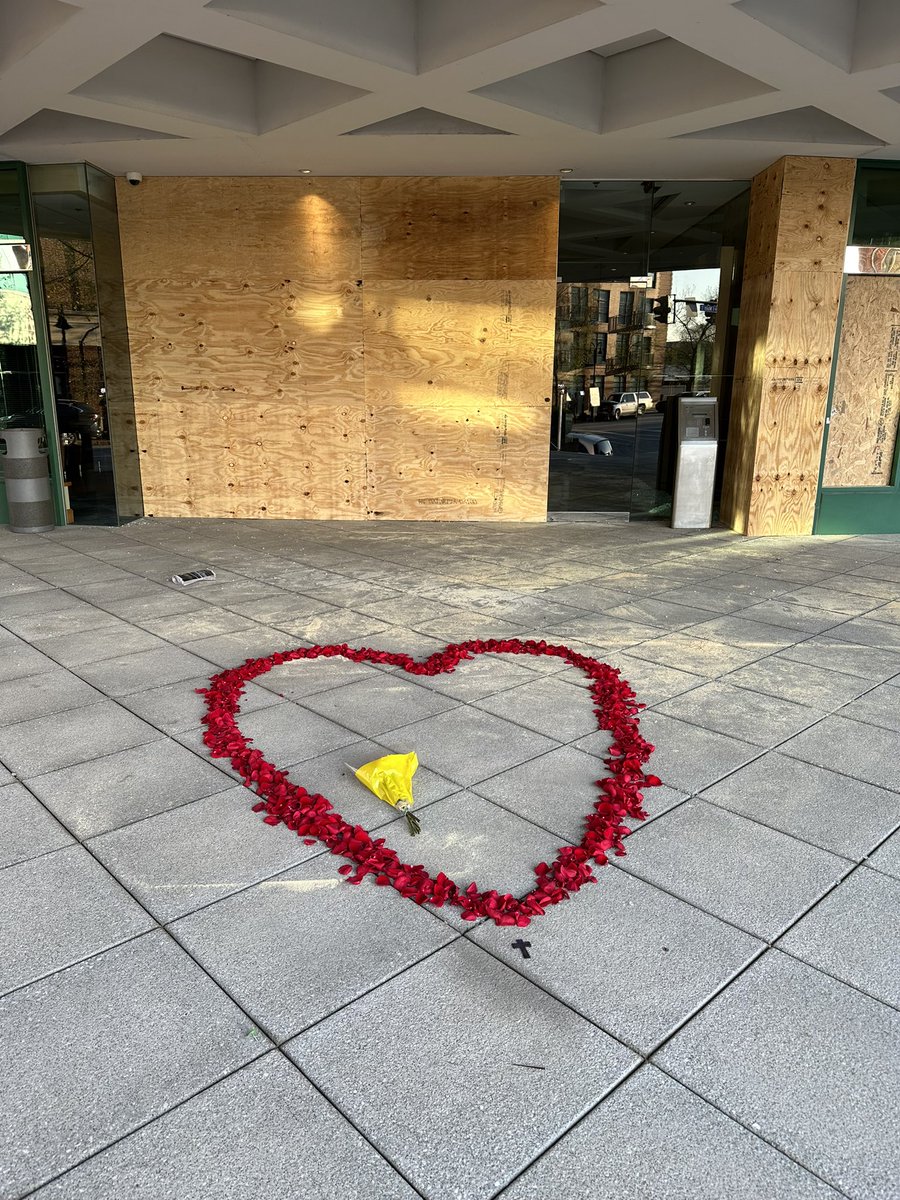 ColeHigginsCNN's tweet photo. Rose petals in the shape of a heart, a bouquet of flowers, and a small cross - now outside of the Old National Bank in Louisville, KY. Five people are dead after an employee opened fire during a staff meeting Monday morning. https://t.co/07JfHGu4GV