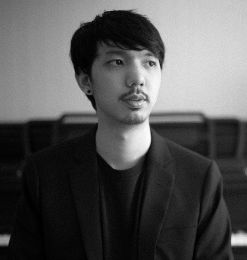Mahakit Mahaniranon is AiR at EMS in April. He is a Thai composer-performer who plays piano and modular synthesizer. His practice combines performance, composition, improvisation, sound of traditional Thai music and electroacoustic elements.
is.gd/DBG1Sf