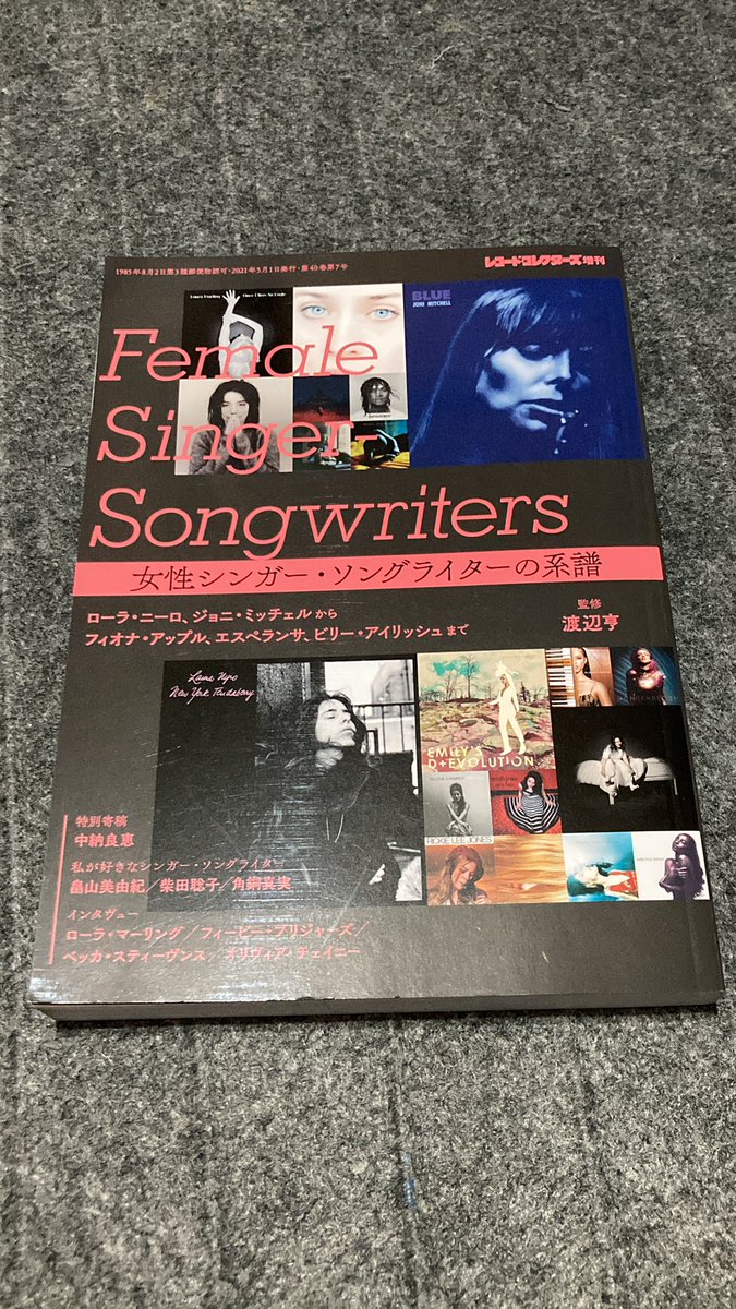 mura1992's tweet photo. 最近購入した音楽関係の書籍です。
女性シンガーソングライター好きな自分には聴いたことのないアルバムのジャケットを眺めて、どんな歌声、どんなサウンドとか想像するだけで楽しいですね。
既に所持してる「女性シンガーソングライターの系譜」も必読です。
#女性シンガーソングライター https://t.co/GSlfNQQdAZ