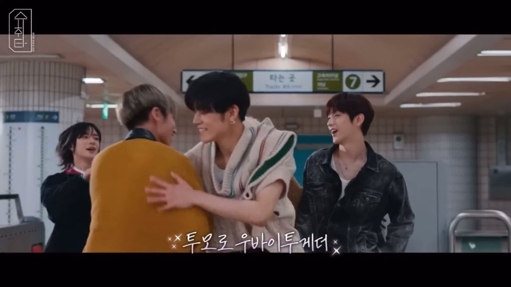질주하고 방황하는
청춘의 다른 이름
투모로우바이투게더

미쳣나 이말보고 모아됨