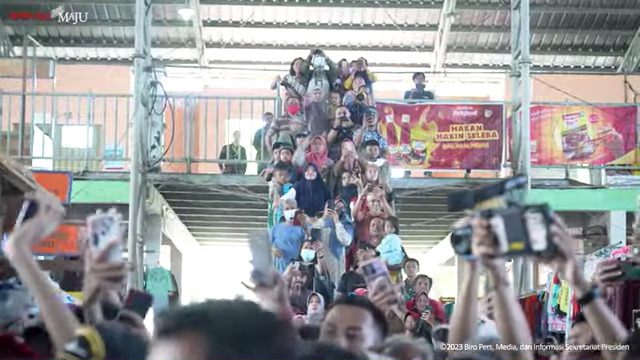 Tangga sampe penuh sesak manusia
Pada ngapain?

Cek videonya dibawah