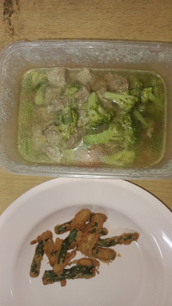 hari ini masak sop sapi + buncis goreng tepung

uda keliatan lah ya dari bentukannya :)
alot parah wkwk nangis bgt padahal uda lama direbusnya😭 kuahnya asin doang aneh padahal uda dikasi micin tetep kurengg

buncisnya gosong wkwk asin bgt nangis😭