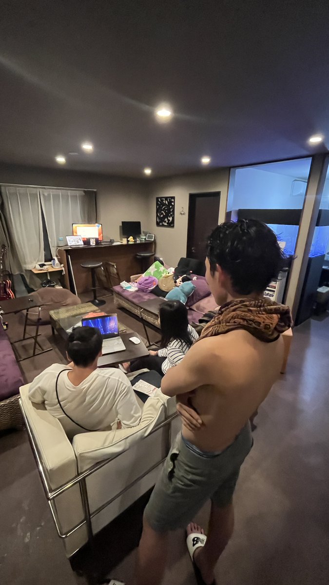 【ノマド家の日常レポート】
ソファに集まってPCを見てる3人。真剣に仕事の話しでもしてるのかと思いきや、ちゃんはるの過去のダンス動画を観てました。  ノマド家ではリビングが生活動線の中心にあるので、いつも自然に住人同士のコミュニケーションが生まれます。  あと、君は早く服を着ろ笑