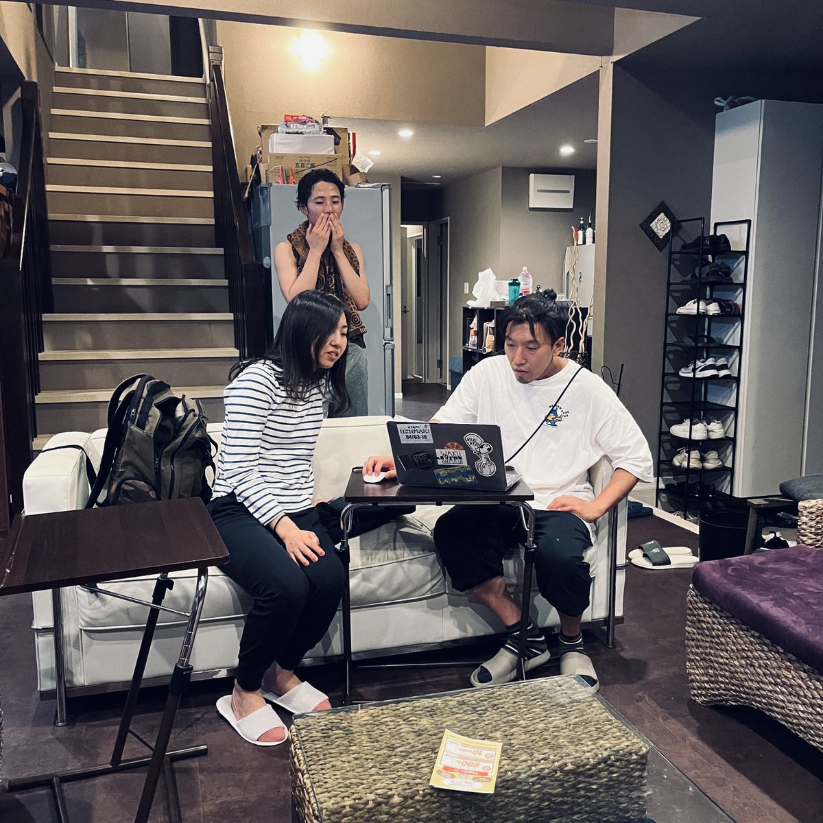 nomadoya2's tweet photo. 【ノマド家の日常レポート】
ソファに集まってPCを見てる3人。真剣に仕事の話しでもしてるのかと思いきや、ちゃんはるの過去のダンス動画を観てました。  ノマド家ではリビングが生活動線の中心にあるので、いつも自然に住人同士のコミュニケーションが生まれます。  あと、君は早く服を着ろ笑 https://t.co/7IVV7v2fUm