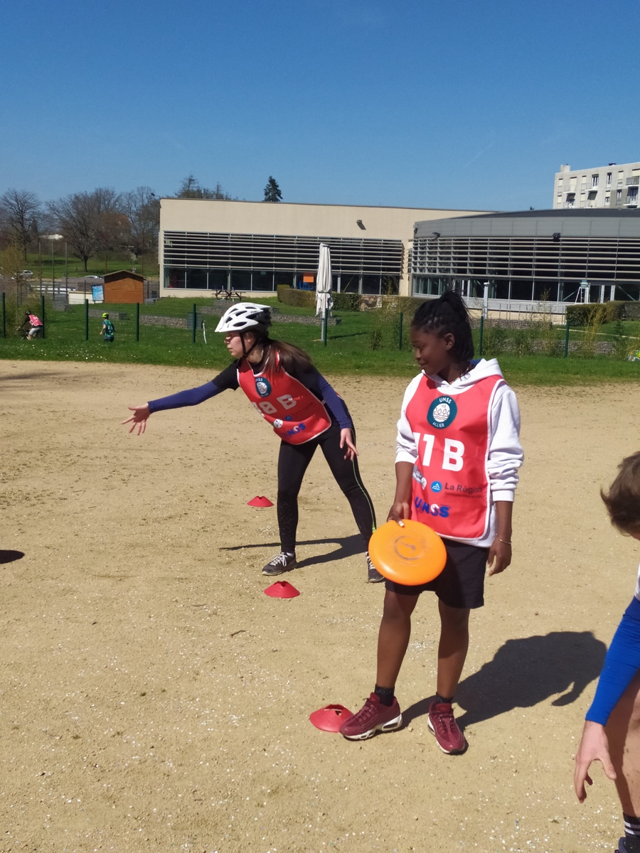 Lycee_Commentry's tweet photo. L'AS a organisé et participé au MOUV  APPN le 5/04 à Commentry.  14 de nos élèves, ont pu s'éprouver physiquement en binôme au cours de 4 ateliers (CO, Bike and Run, VTT cross/Frisbee, Tir laser/Parcours du  combattant/ Secourisme). Chacun est reparti avec le sourir! https://t.co/mCRKOP9g7k