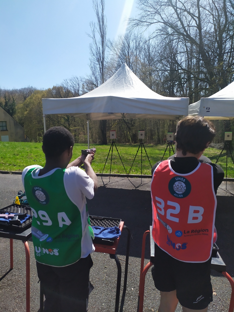 Lycee_Commentry's tweet photo. L'AS a organisé et participé au MOUV  APPN le 5/04 à Commentry.  14 de nos élèves, ont pu s'éprouver physiquement en binôme au cours de 4 ateliers (CO, Bike and Run, VTT cross/Frisbee, Tir laser/Parcours du  combattant/ Secourisme). Chacun est reparti avec le sourir! https://t.co/mCRKOP9g7k