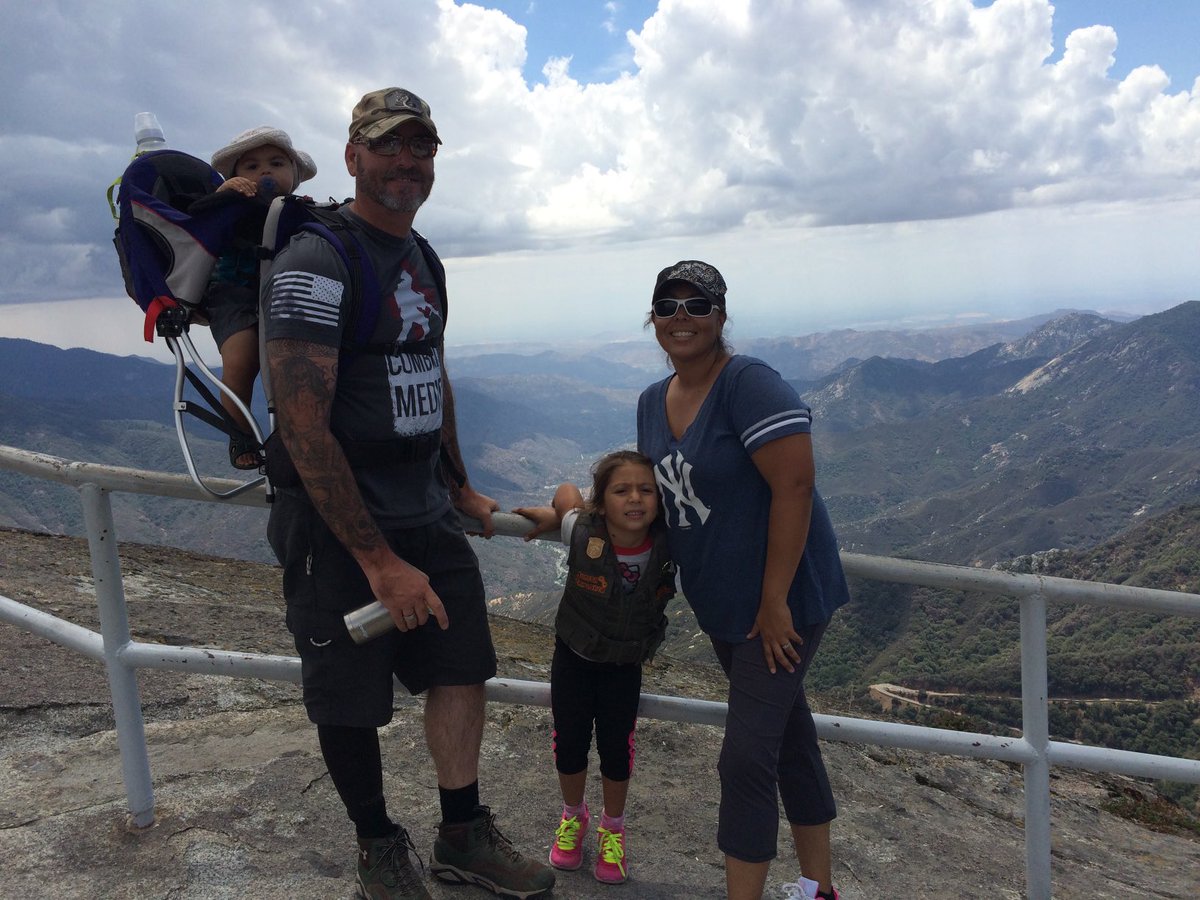 abrilalzaga's tweet photo. Hace muchos años en un parque de California esta familia no tenía cámara para tomar su foto en la cima de la montaña. Me ofrecí a sacarla y mandárselas pero perdí el correo. Arreglando fotos me volví a encontrar sus fotos. Ojalá twitter haga la magia. RT https://t.co/oUzTf4X5SH