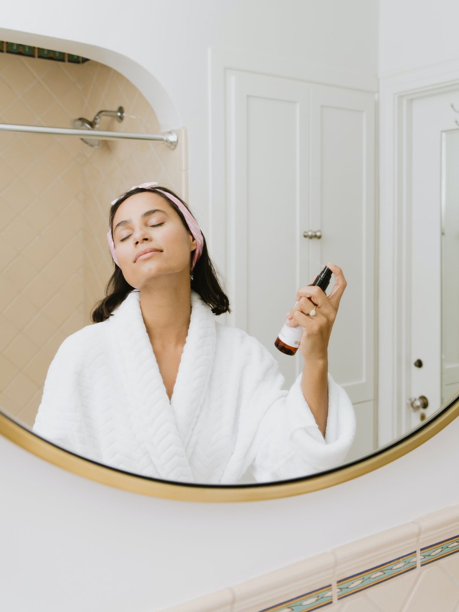 Spring skin care tips for healthy skin: ⬇️
1. Exfoliate your skin
2. Hydrate yourself
3. Wear sunscreen, even on cloudy days
4. Use a lighter moisturizer
5. Clean your makeup brushes 

#medispa #botox #beauty #antiaging #aesthetics #fillers #medicalspa #juvederm #microneedling
