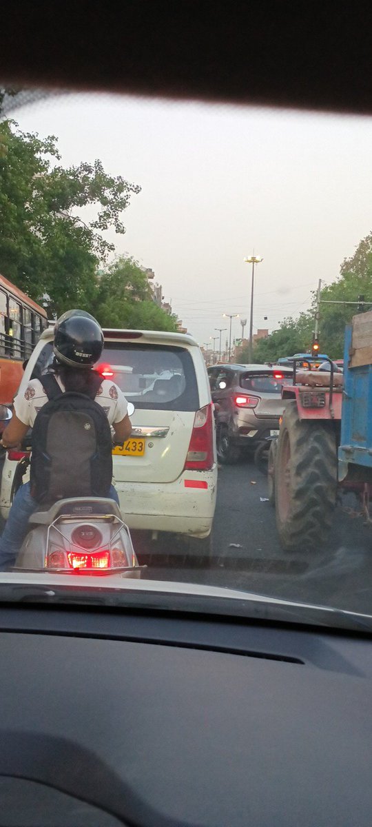 JainPaawan's tweet photo. Light is also not working.... Very huge traffic 

Please look into it.
@dtptraffic @DelhiPolice https://t.co/xaSX95eSzI