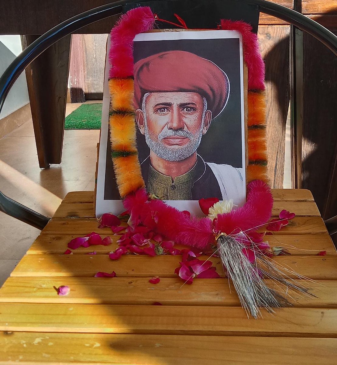 TRIVENDRASAH's tweet photo. आज भवाली मंडल में महिलाओं और दलितों के उत्थान के लिए अपना सम्पूर्ण जीवन समर्पित करने वाले महान समाज सुधारक, लेखक एवं दार्शनिक ��हात्मा ज्योतिबा फुले जी की जयंती पर उन्हें श्रद्धांजलि अर्पित की गई ।।।
#JyotibaPhuleJayanti
@HarbolaKartik @Shashankrawat29 @ajaeybjp https://t.co/SJQQHuUgU7