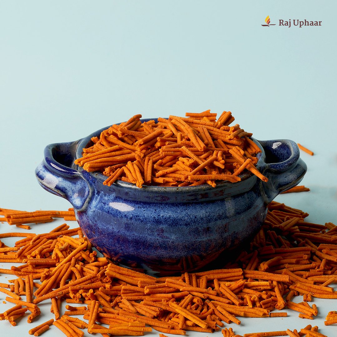 RajUphaar's tweet photo. Indulge in a healthy yet delicious snack, with our Roasted Tikhi Sev!

Fresh gram flour is seasoned with our signature blend of spices and roasted to make these fiery sticks!

Shop now: https://t.co/lLGn46aYuk

#RajUphaar #BuyGoodDoGood #FitFoods
#tikhisev #roasted #healthyfood https://t.co/atES0ky47v
