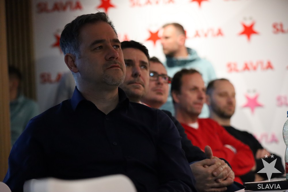 slaviamladez's tweet photo. 🔴⚪ Ve středu, před zápasem Mol Cupu s Bohemians, proběhla na stadionu schůzka vedení akademie s partnerskými kluby, které se zapojují do nového směru výchovy talentů v přípravkách. Cílem schůzky bylo ještě více přiblížit nové fungování akademie. 🤝 #spolujsmesilnejsi https://t.co/mGwAj1zCdi