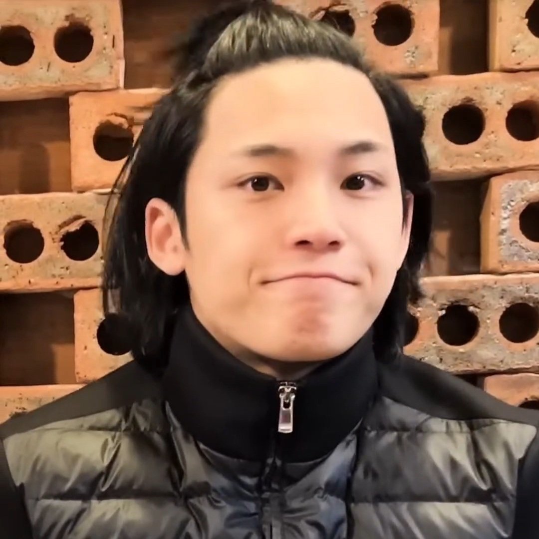 huggingyu's tweet image. tied up his hair because his mom asked him to he is her baby &amp;amp; my entire WORLD