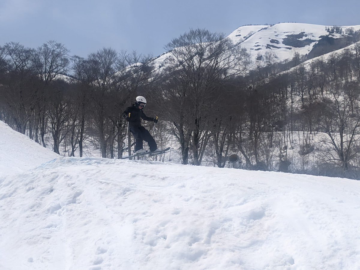 MCMVisits's tweet photo. Snowpark - #MCMSkiJapan🇯🇵 getting some air https://t.co/WREHrGdGdA