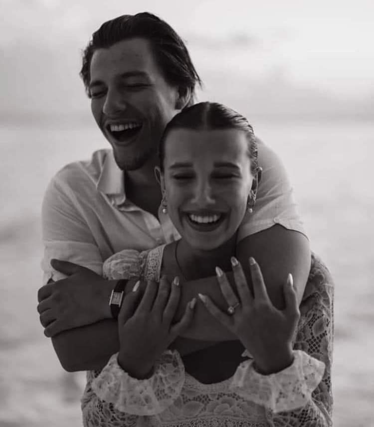 Cine8mm007's tweet photo. ¡VIVAN LOS NOVIOS!

 A través de l cuenta de instagram de Millie Bobby Brown nos regal está foto anunciando su compromiso con Jake Bongiovi hijo del famoso cantante Jon Bon Jovi y actual pareja de la actriz. https://t.co/JpW9J3FwBX