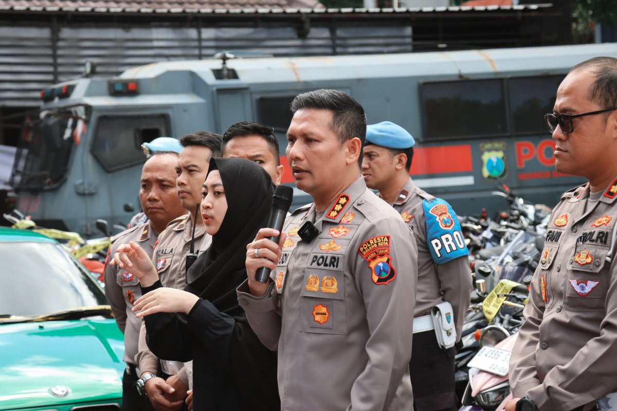 polrestamakota's tweet photo. 164 kendaraan yang kami amankan tersebut dapat diambil dengan membawa STNK &amp; BPKB, part kendaraan standar pabrik, serta surat pernyataan dari orang tua/guru. Setelah memenuhi syarat, kendaraan akan dikeluarkan setelah lebaran, mulai tanggal 24 April 2023.
#PresisiMengabdiMelayani https://t.co/iEL2UzANW1