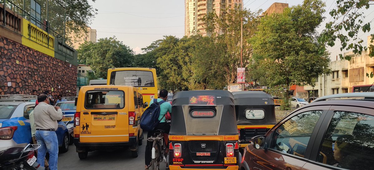 totallyg2k's tweet photo. @ThaneCityPolice Requesting to have a cop deployed in front of Sri Maa school Patlipada to avoid this crazy situation. School buses are parked on the roads that are creating chaos as the road leading to Hiranandani Estate is dug up without any planning by @TMCaTweetAway https://t.co/wQgishi1wX