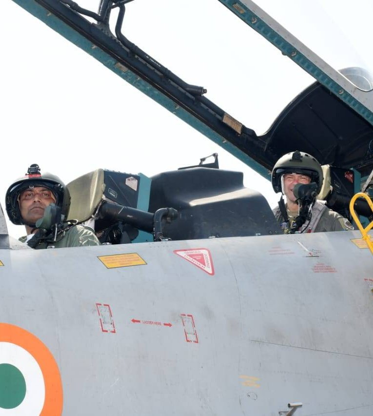 Commander of Pacific Air Forces 🇺🇲 General K Wilsbach, in cockpit of Indian Air Force 🇮🇳 Su-30 mki 🔥

#ExCopeIndia
