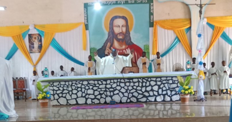 ActualiteBf's tweet photo. #Pâques2023 à #Garango : les fidèles catholiques ont porté le #Burkina dans la prière https://t.co/9crbMvYGob via @ActualiteBf
Recevez nos infos par sms sur votre numéro Moov, en composant *335*7#
#Lwili #BurkinaFaso #Religion https://t.co/Jrrxd8PbsE
