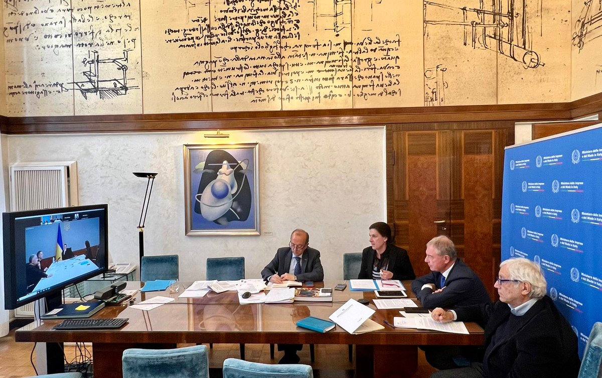 mimit_gov's tweet image. 🇮🇹🇺🇦Il ministro @adolfo_urso ha svolto una riunione in videoconferenza con una delegazione del governo dell’#Ucraina guidata dal capo dell’Amministrazione presidenziale @AndriyYermak: al centro del colloquio progetti per il sostegno a prodotti e imprese ucraine.