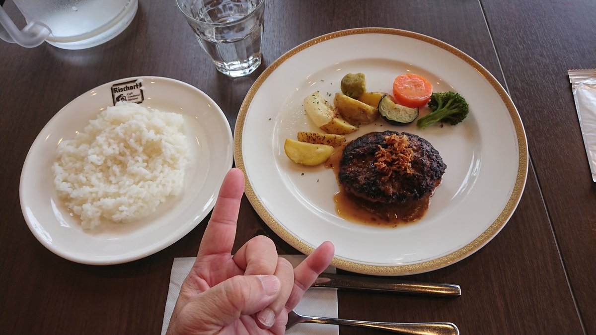 princecancer722's tweet photo. 今日は休みだったので、嫁さんと近くのレストランRischart でハンバーグランチ+ケーキのセットを食べて来ました❗
ハンバーグもケーキ🍰もとても美味しかったです😋
#Rischart #BASEL https://t.co/GC1VuN23Bn