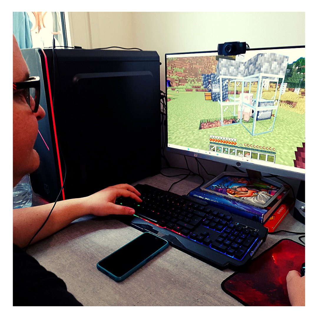 MonkeyDCloud_'s tweet photo. Intentando captar el frame exacto en el que la oveja come, le crece el pelo y se activa el redstone🐑. Gran fail😪
#monkeydcloud #mdc #minecraft #granja #ovejas #lana #twitch #streamer #Minecraftbuilds #tradeo #bts #detrasdecamaras https://t.co/9FN1ms51aB