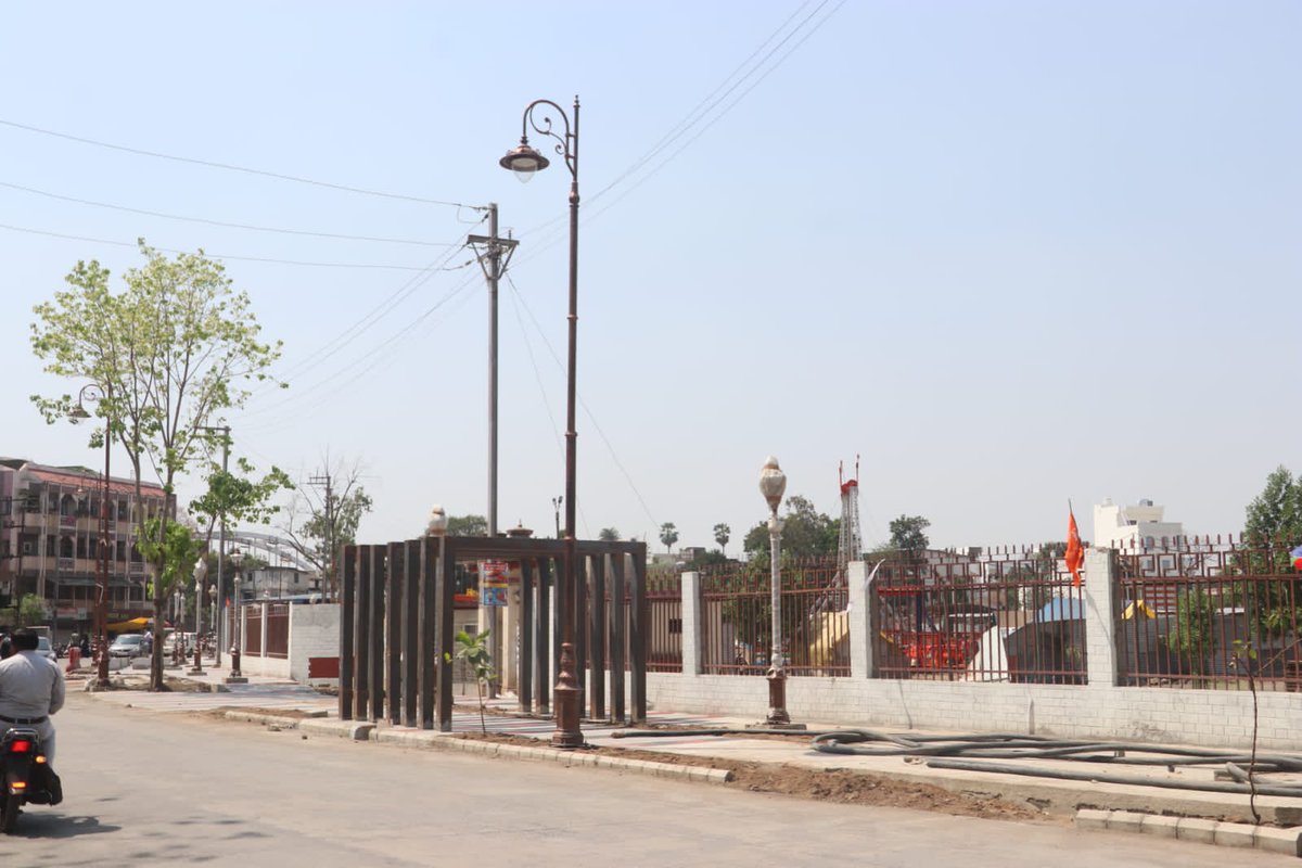 jscljabalpur's tweet photo. गोलबाज़ार मे बन रही कंक्रीट रोड मे मुख्य रूप से अंडर ग्राउंड एलेक्ट्रिफिकेशन, फुटपाथ, स्ट्रॉम् वाटर ड्रेन, बाउंड्री वाल का निर्माण किया जा रहा है|  इसके अतिरिक्त LED स्ट्रीट  लाइट, डेकोरेटिव लाइट, साईनेजेस ,सिटिंग एवं प्लांटेशन का कार्य किया जा रहा है| https://t.co/E5XoGnYiEO