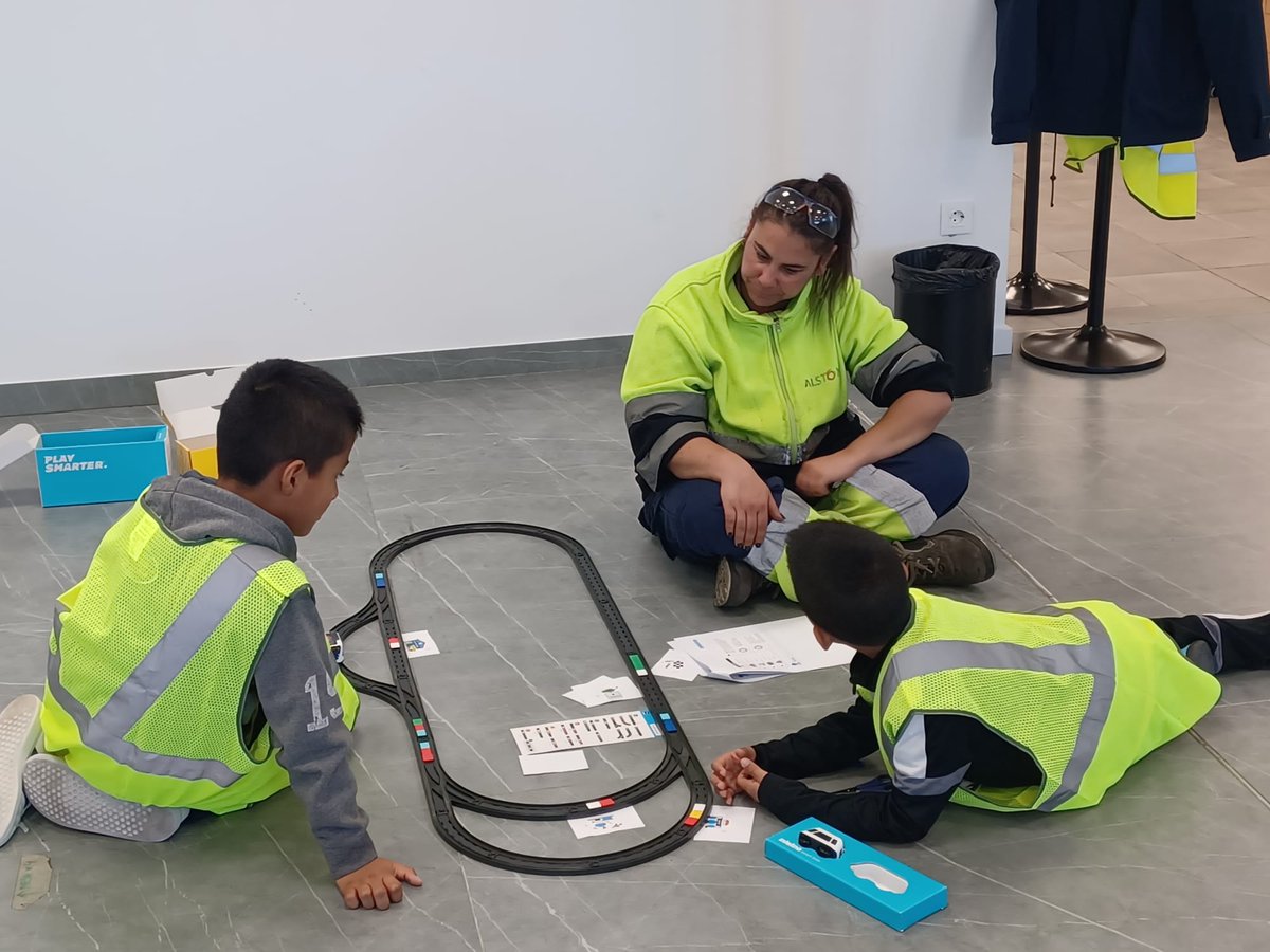 Alstom_es's tweet photo. El CP San Roque visitó este mes nuestro centro de  Pinto como parte de las acciones desarrolladas junto a @creatica_ong  para aumentar las oportunidades formativas de alumnos en situación de vulnerabilidad mediante el desarrollo de competencias #STEM.  #treninclusivo https://t.co/Dxj85uxnzm