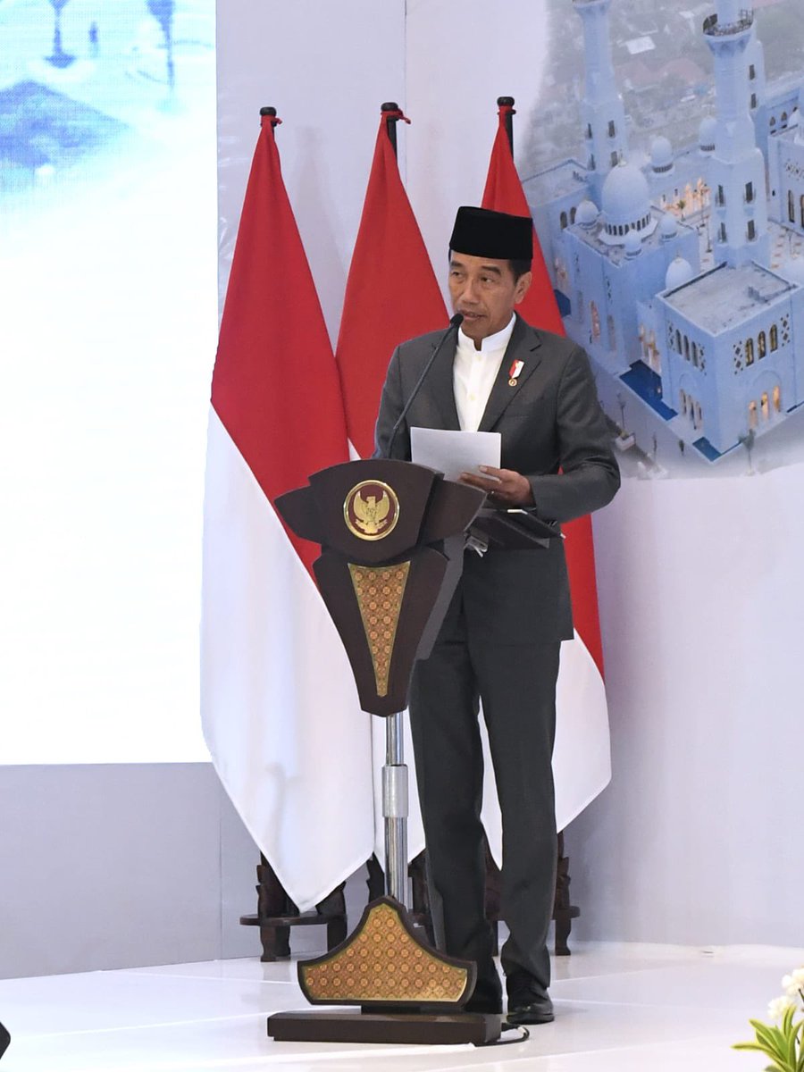 zaa_zizou's tweet photo. Presiden Joko Widodo hadiri peringatan Zayed Humanitarian Day yang digelar di Swis-bel Hotel, Kota Surakarta, Provinsi Jawa Tengah, pada Senin malam, 10 April 2023. https://t.co/YdtxGfpPVG