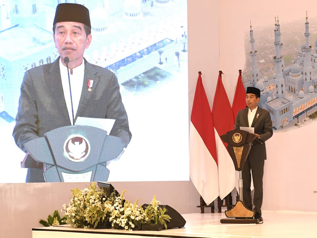 zaa_zizou's tweet photo. Presiden Joko Widodo hadiri peringatan Zayed Humanitarian Day yang digelar di Swis-bel Hotel, Kota Surakarta, Provinsi Jawa Tengah, pada Senin malam, 10 April 2023. https://t.co/YdtxGfpPVG