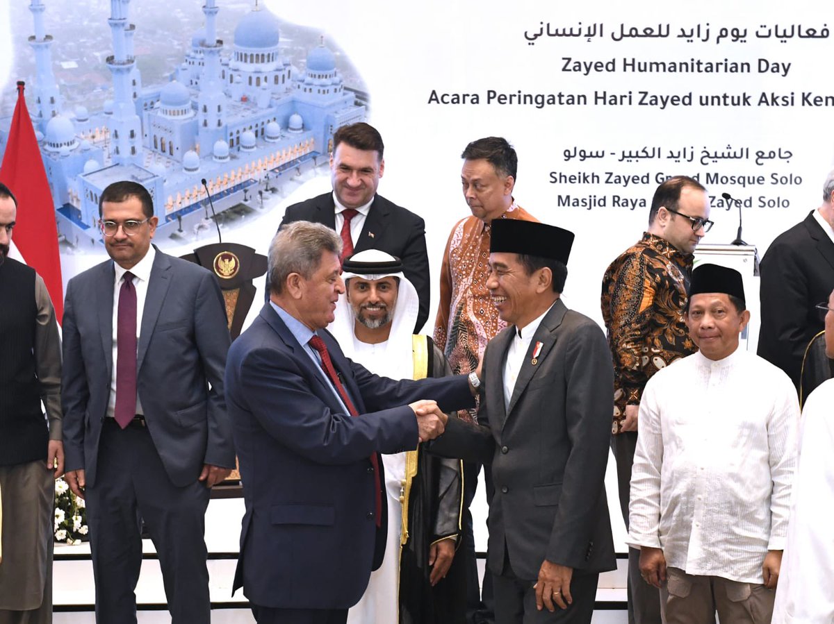 zaa_zizou's tweet photo. Presiden Joko Widodo hadiri peringatan Zayed Humanitarian Day yang digelar di Swis-bel Hotel, Kota Surakarta, Provinsi Jawa Tengah, pada Senin malam, 10 April 2023. https://t.co/YdtxGfpPVG
