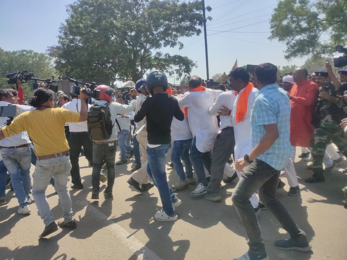 बैरिकेडिंग ब्रेक, लाठीचार्ज, आंसू गैस, वाटर कैनन, MP संजय सेठ जख्मी, कई बीजेपी सांसद-विधायक हिरासत में…- Barricading break, lathicharge, tear gas, water cannon, MP Sanjay Seth injured, many BJP MP-MLAs in custody…